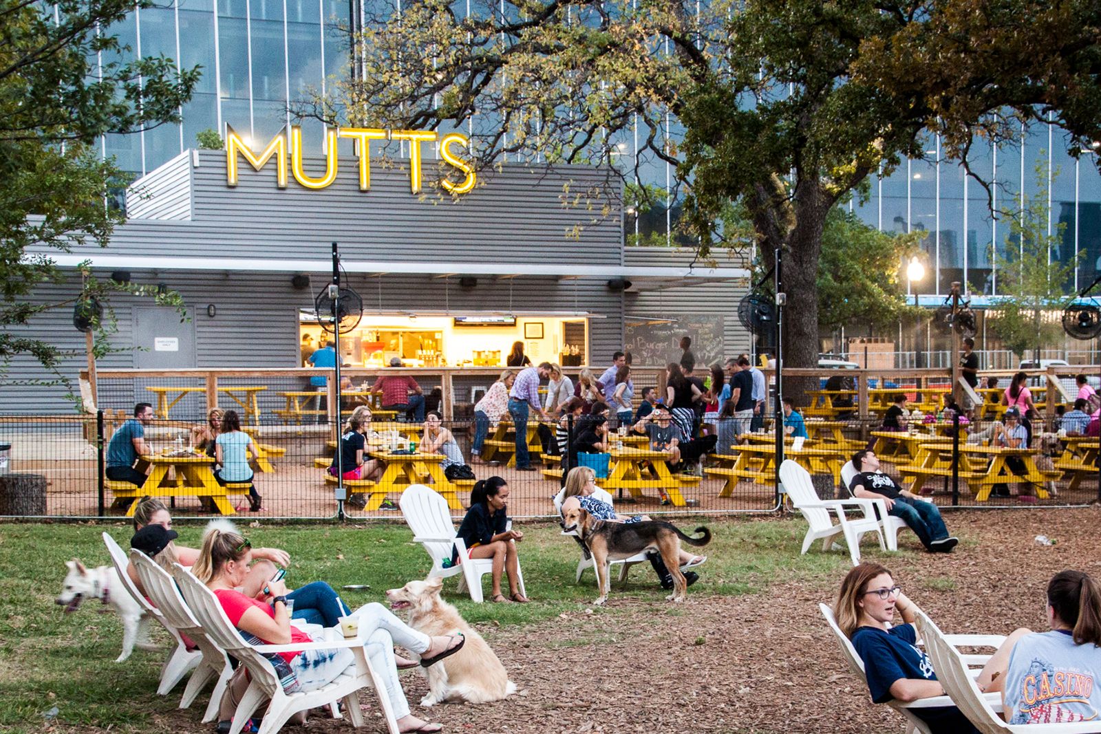 Mutts Canine Cantina Chooses Fransmart to Take Them Nationwide with Their Trend-Setting Restaurant/Cocktail Bar/Off-Leash Dog Park Eatertainment Concept