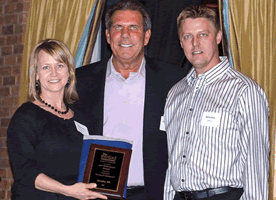 Kristy Weis, wife of award recipient Brett Weis, Bill Baumhauer, Chairman & Chief Executive Officer of E&I Holdings, Inc., Brett Weis, Franchise of the Year Award Winner Kristy Weis, wife of award recipient Brett Weis, Bill Baumhauer, Chairman & Chief Executive Officer of E&I Holdings, Inc., Brett Weis, Franchise of the Year Award Winner