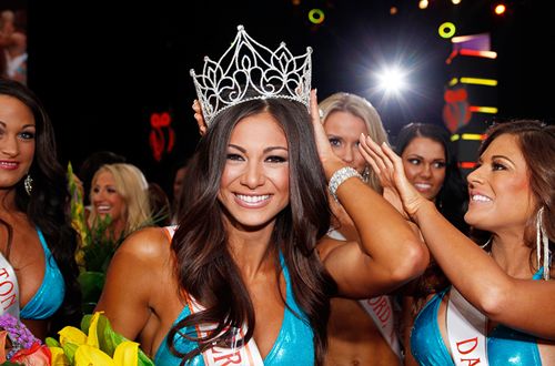 Fitness Model Janet Layug Wins Miss Hooters International Crown