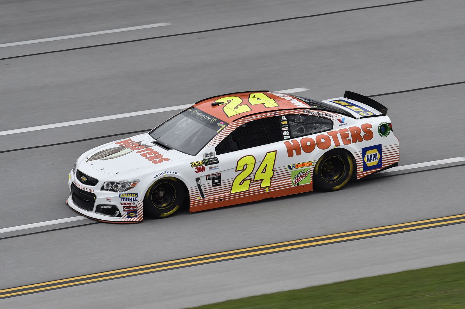 Hooters Returns to Track as Chase Elliott's Primary Sponsor for November Races
