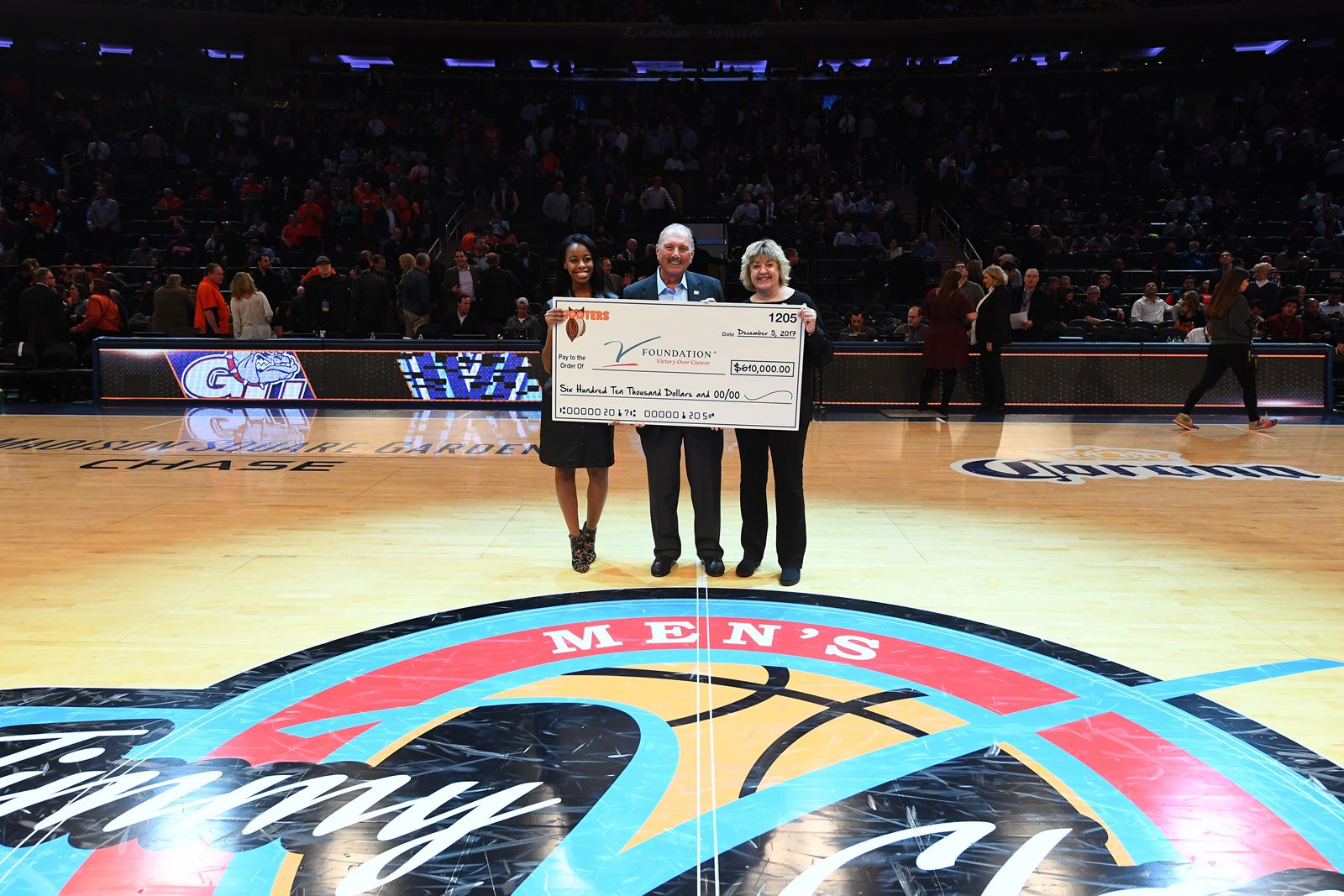 Hooters Raises $610,000 in Fight Against Breast Cancer