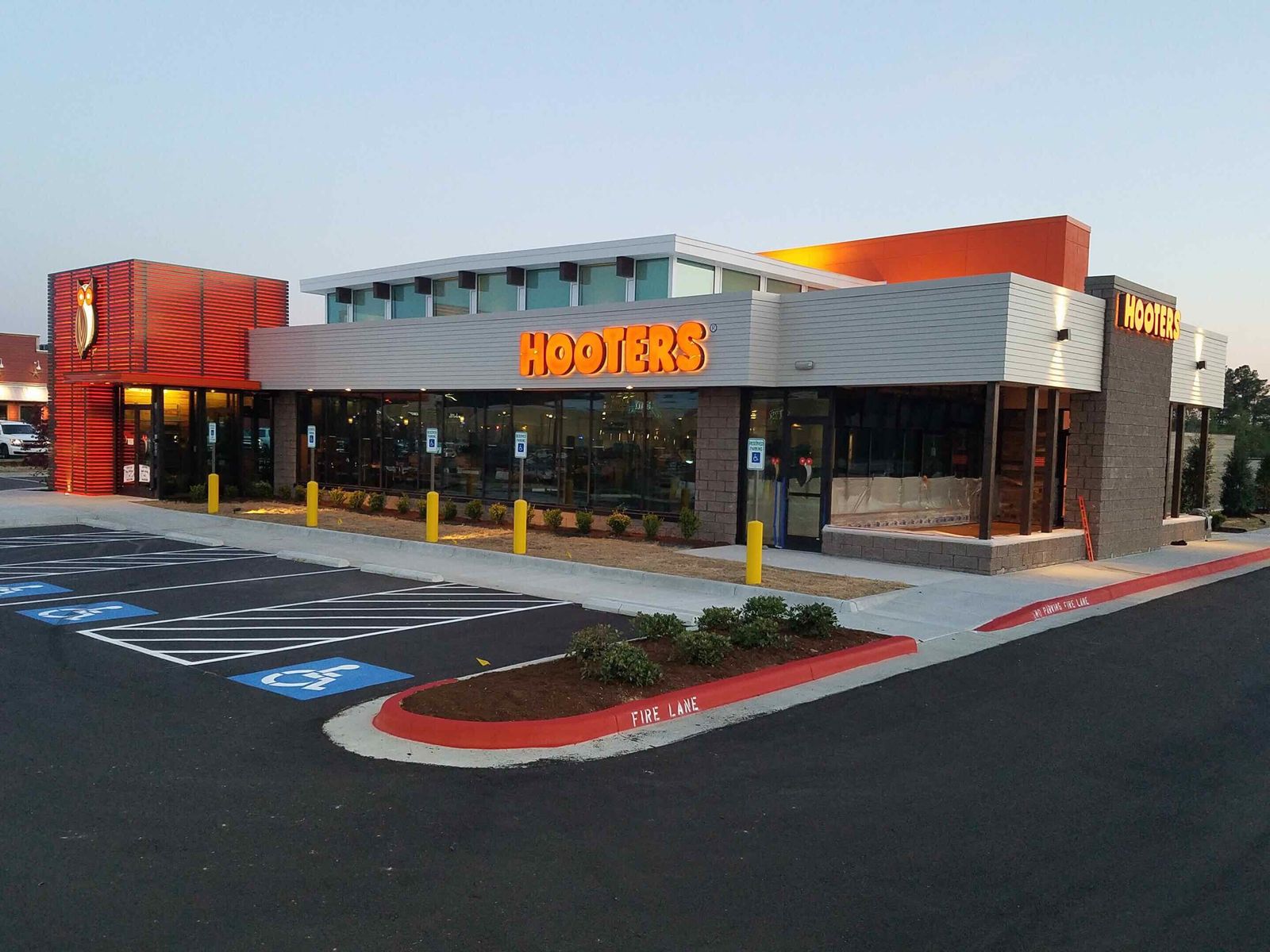 Hooters Opens Newest Location in West Little Rock, Arkansas