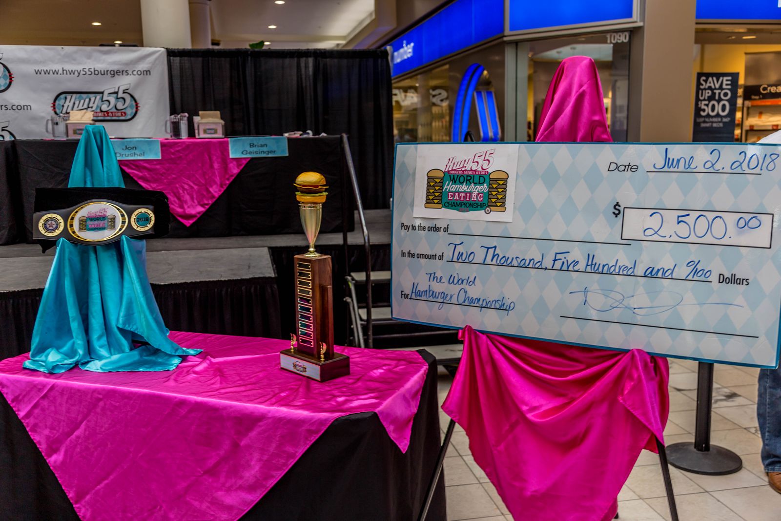 Molly Schuyler, 100-Pound Mother of Four, Inhales 55 oz. (3.5 pounds) of Hwy 55 Burgers in World-Record Time
