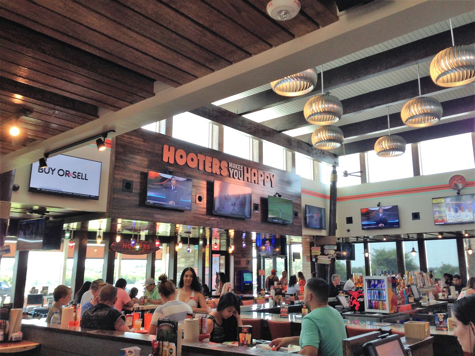 Hooters Opens Newest Location in Bryan, Texas