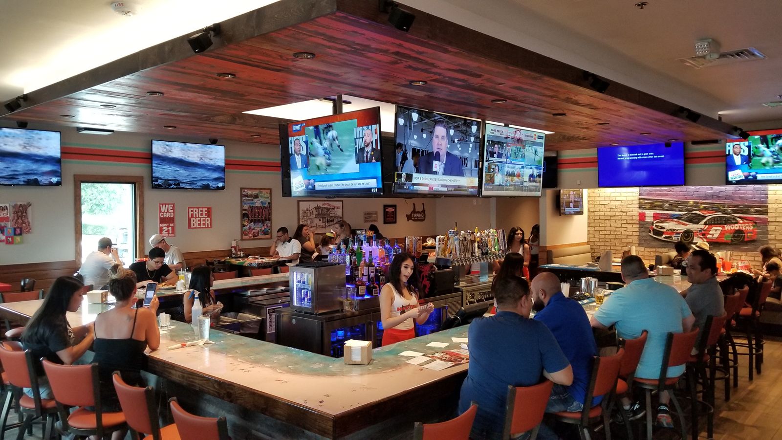 Hooters Opens Newest Location in Grand Prairie, TX