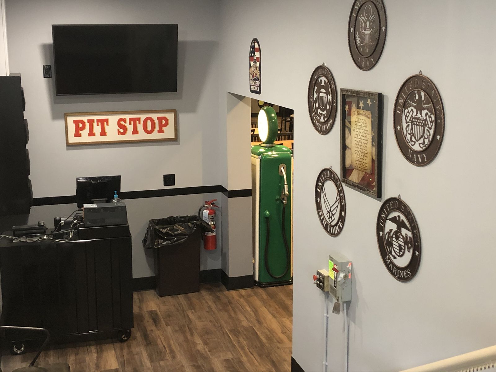 Quaker Steak & Lube Ready to Serve Salem Quaker Steak & Lube Ready to Serve Salem
